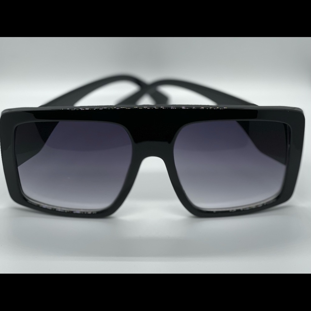 New! Women sunglasses - large squared frame